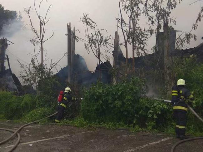 Pri bratislavskom obchodnom centre vypukol požiar