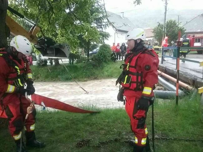 Takmer 300 hasičov zasahovalo v súvislosti s intenzívnym dažďom