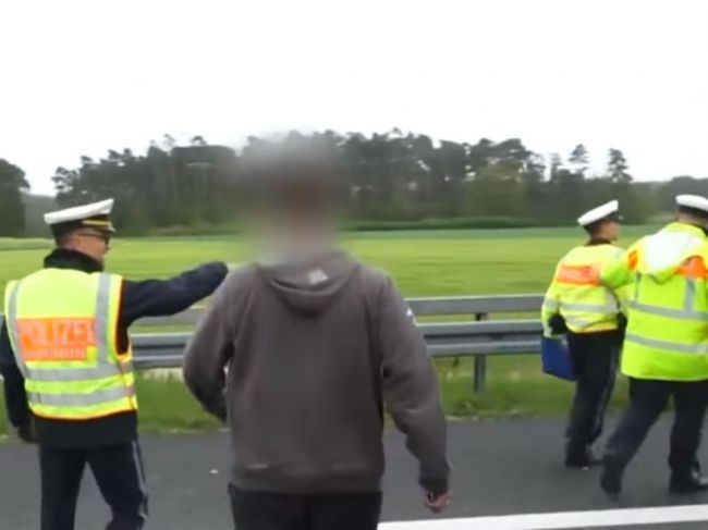 Video: Česi si fotili smrteľnú nehodu. Keď to zbadal policajt, vôbec sa s nimi nemaznal