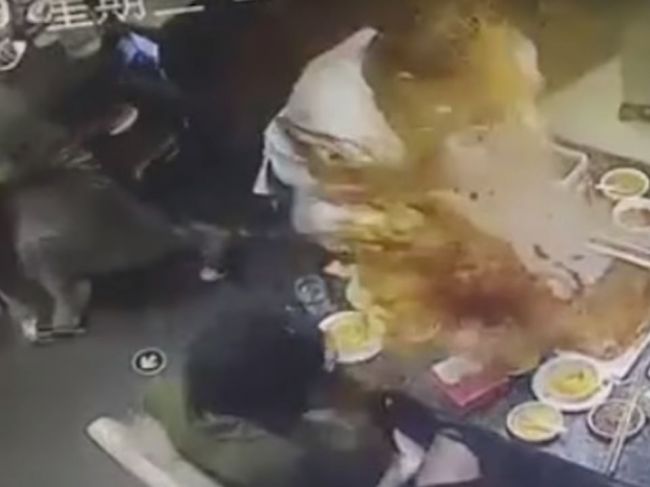 Video: Horúca polievka vybuchla do tváre čašníčky