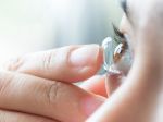 Kontaktné šošovky nie je vhodné nosiť stále, pripomína odborníčka