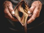 Dôchodca odovzdal pred úradom práce v Nitre 14.000 eur neznámemu mužovi