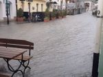 Video: Utorkové počasie sa vyzúrilo v Prešove, ulicami sa valila voda