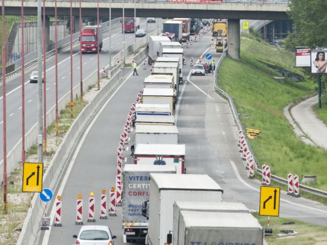 Premávka v Bratislave je spomalená, pre kolóny uzatvárajú Sitinu