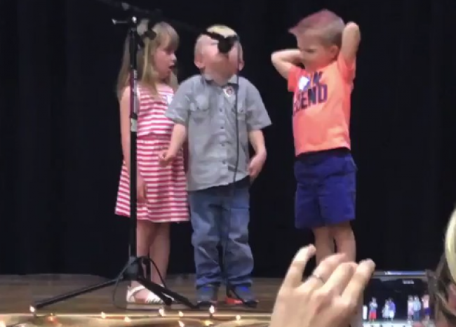 Video: Chlapec si ukradol mikrofón, aby zaspieval pieseň, ktorou pobavil celý svet