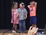 Video: Chlapec si ukradol mikrofón, aby zaspieval pieseň, ktorou pobavil celý svet