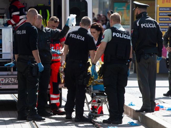 Pred streľbou na Obchodnej ulici bol zranený policajt