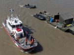 SIlný prúd a vysoká hladina Dunaja bránia potápačom dostať sa k vraku vyhliadkovej lode