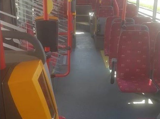 Polícia v prípade napadnutia manželov v autobuse MHD obvinila dvoch mladíkov