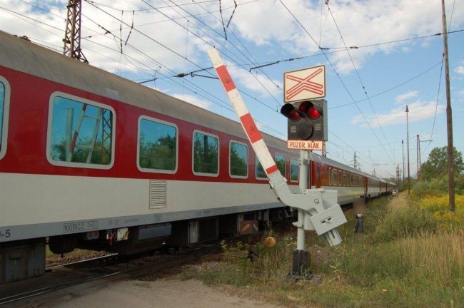 Na slovensko-českom pohraničí uviazol vlak, cestujúcich evakuovali