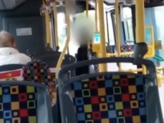 Video: Žena chcela zaplatiť lístok bankovkou, vodič trolejbusu ju surovo zbil