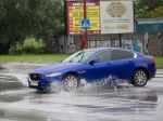 Celé Slovensko potrápi intenzívny dážď a búrky