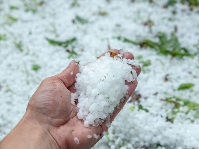 Dnešné búrky môže sprevádzať aj krupobitie