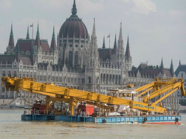Potápači pracujú na umiestnení lán pod trupom vraku vyhliadkovej lode