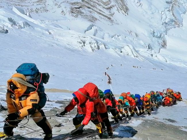 Nepál čelí obrovskej výzve identifikovať telá z Mount Everestu