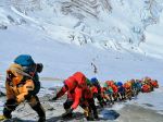 Nepál čelí obrovskej výzve identifikovať telá z Mount Everestu