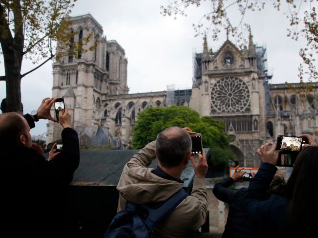 V parížskej Notre-Dame sa uskutoční prvá omša od ničivého požiaru