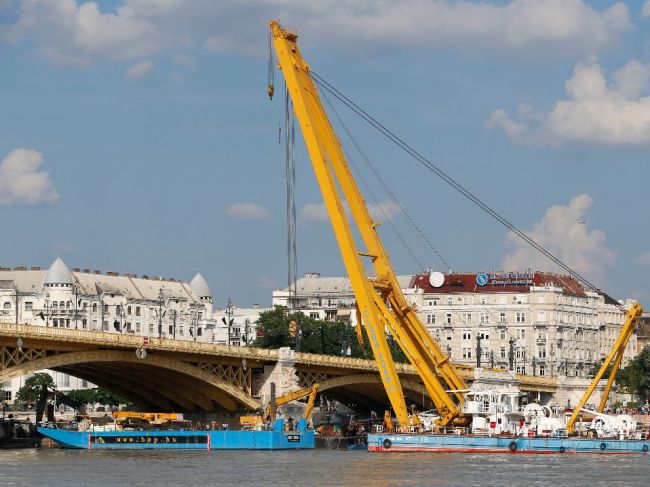 Maďarskí záchranári začali dvíhať vrak potopenej lode