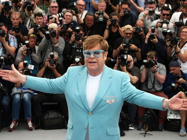 Samoa zakázala životopisný film o Eltonovi Johnovi pre homosexualitu