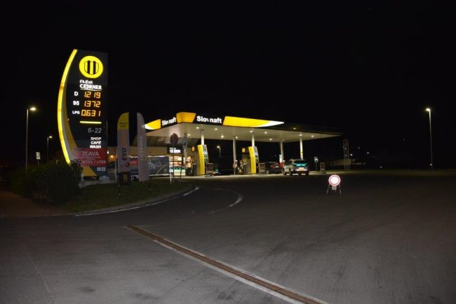 Polícia hľadá muža, ktorý lúpil na čerpacej stanici