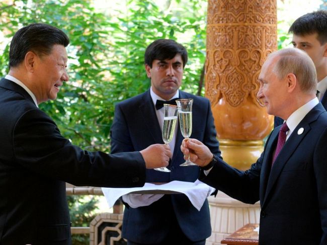 Putin oslávil so Si Ťin-Pchingom jeho 66. narodeniny, daroval mu ruskú zmrzlinu