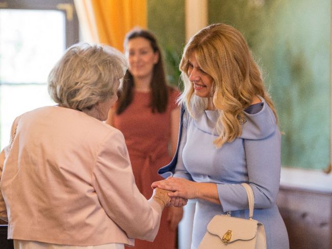 Čaputová hostí v Prezidentskom paláci seniorov na slávnostnom obede