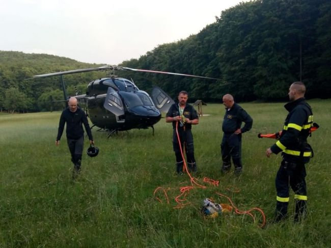 Hasiči pomáhali vyslobodzovať paraglajdistu, ktorý uviazol na strome