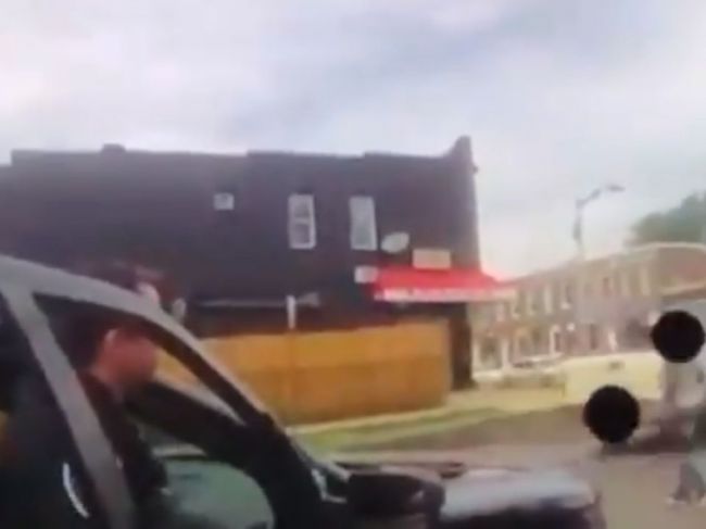 Video: Policajti zaútočili na „agresívneho“ chodca. Záznam ale svedčí o niečom inom