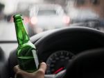Opití vodiči si sadli za volant, jeden skončil v cele, ďalší ušiel