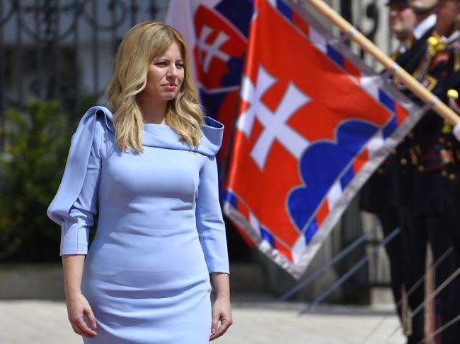 Módny návrhár odhalil skrytý symbol v inauguračných šatách prezidentky Čaputovej 