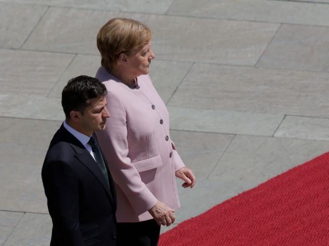VIDEO: Merkelová všetkých vydesila, počas zvukov hymny dostala triašku