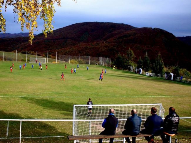 Počas futbalu kopli muža priamo do tváre, má vážne zranenia