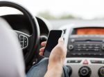 Vláda sprísňuje pravidlá premávky, šoféri zaplatia pokutu aj za mobil v ruke