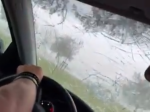 Video: Obrovské krúpy rozbíjali čelné sklo, cestujúcich to zasiahlo počas jazdy