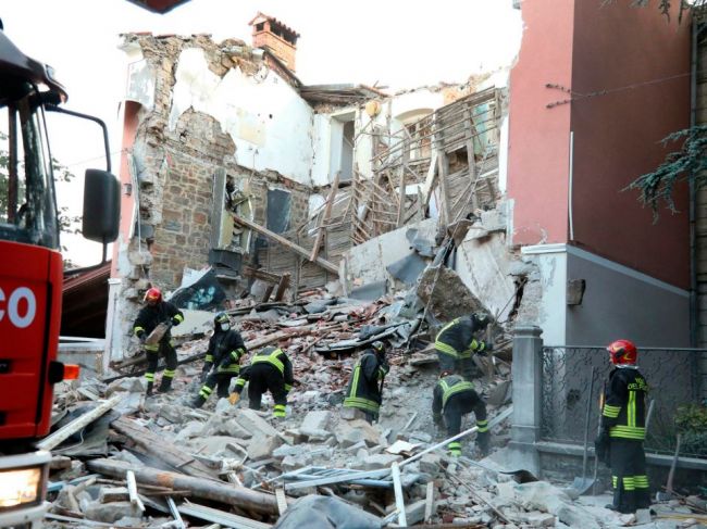Pri výbuchu v talianskom meste zahynuli tri osoby