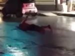 Video: Opilec si zo zaplavenej ulice spravil plaváreň