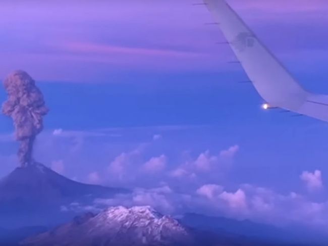 Video: Posádku lietadla uchvátil pohľad z okna. Videli niekoľko prírodných úkazov naraz