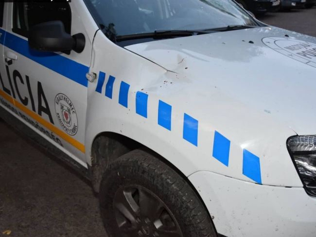 Muž so sekerou v ruke zaútočil na policajtov
