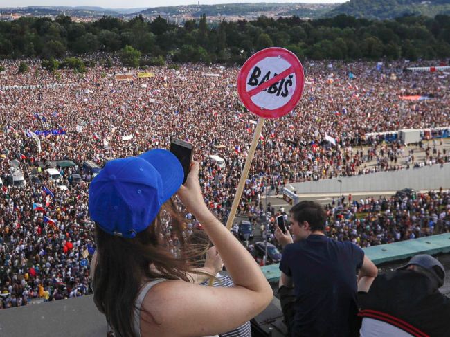 Proti Babišovi protestovalo vyše štvrť milióna ľudí; vrátia sa v novembri