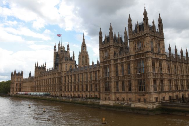 Pre požiarny poplach evakuovali britský parlament