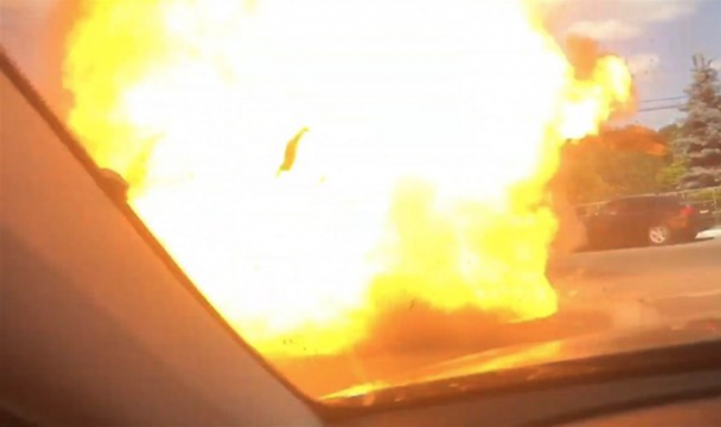 Video: Mužovi pred autom explodovalo vozidlo