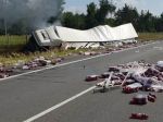 Na diaľnici vybuchol kamión, cesta bola uzavretá