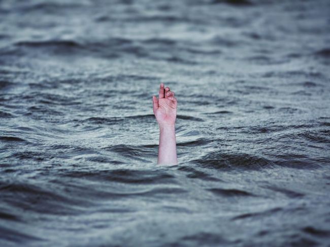 V jazere objavili bezvládne telo dôchodkyne