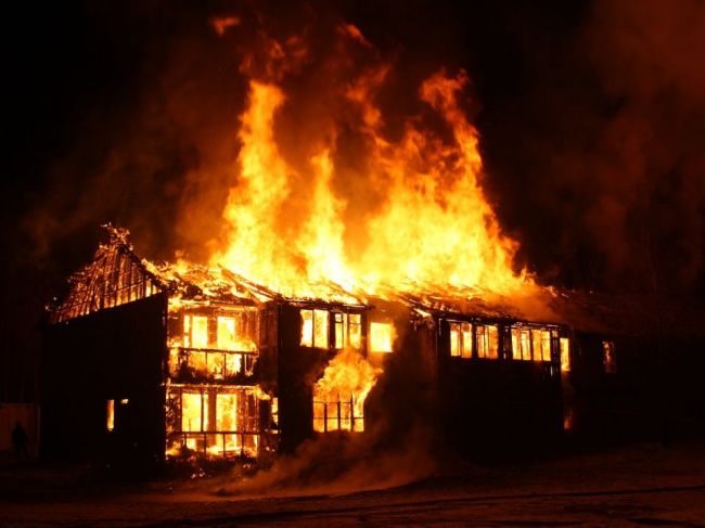 Pri požiari vidieckeho domu zahynulo 6 ľudí vrátane 4 detí
