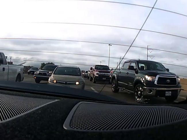 Video: Netrpezlivý vodič spôsobil hrozivú kolíziu