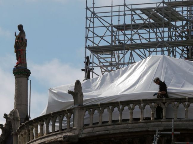 Prokuratúra odhalila možné príčiny požiaru Notre-Dame