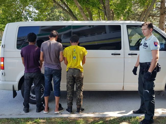 Troch mladých Afgancov pašovali na Slovensko v dodávke s melónmi