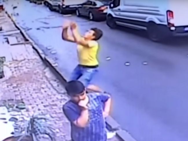 Video: Mladík na ulici zachytil batoľa padajúce z okna