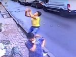 Video: Mladík na ulici zachytil batoľa padajúce z okna