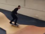 Video: Skateboardistu vo vzduchu prekvapilo auto